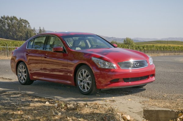 Това е Infiniti G37 S Sedan, модел 2009