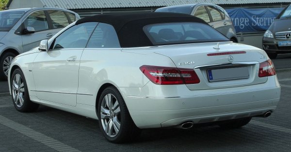 Произвеждан в Бремен върху платформата на по-компактната С-класа, този модел отчита 10% повреди при среден пробег от 83 000 км. 
