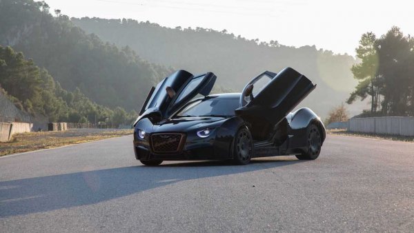 Съгласете се, би било невероятно, ако тази колекция можеше да се справи без електрически хиперколи - все пак сме във второто десетилетие на 21-ви век. И първият гост на батерии в този списък е възродената марка Hispano Suiza. Тя представя шокиращото носталгично купе Carmen, показано на автомобилното изложение в Женева през 2019 г. и предлагано на богати ентусиасти на цена от около два милиона евро.

QEV Technologies, известни с широкото си присъствие в шампионата Формула E, са отговорна за изграждането и фината настройка на електрическото задвижване. В резултат, върховата версия, наречена Boulogne (на снимката) постига солидните 1119 к.с. и 1600 Нм. Ускорението от 0 до 100 отнема 2,6 секунди, а максималната скорост е 290 км/ч. Тиражът на машината ще е доста скромен - 18 бройки Carmen и 5 Carmen Boulogne.