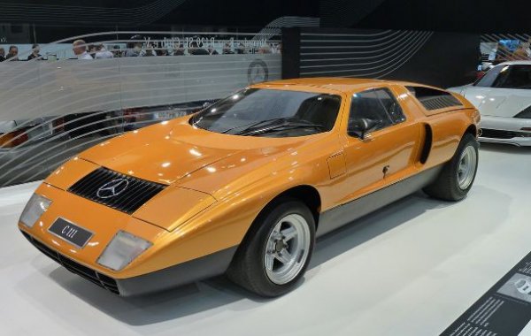 От експерименталното купе Mercedes-Benz С 111 в началото на 70-те години на миналия век са направени 16 екземпляра, като на тях са поставяни опитни мотори. С един от тях - роторен с 4 секции и мощност 350 к.с., купето развива 300 км/ч. Тестват се още дизел с 228 к.с. и бензинов с 500 к.с. и механичен компресор. Така Mercedes-Benz C111 подобрява няколко рекорда за скорост по това време.