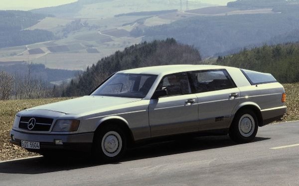 Този автомобил прилича на хечбек на базата на седана W126 и е представен на автосалона във Франкфурт през 1981 г. Машината има впечатляваща за времето си аеродинамика (коефициент на челно съпротивление 0.28), турбодизелов V6 и 4-степенна автоматична скоростна кутия. Тя е представена като прототип на автомобила на 2000 г.