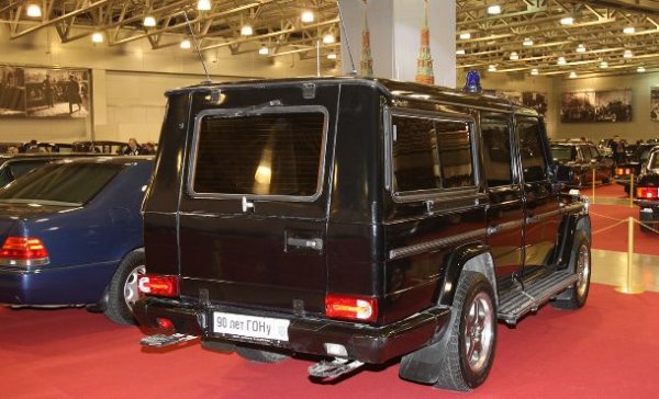 Такива автомобили се правят за службите за безопасност, охраняващи държавните лидери. Това са нестандартни Mercedes-Benz G (W463) с двигатели развиващи мощност до 296 к.с. Част от машините са с удължено шаси, а други - със специално преработена задна част.