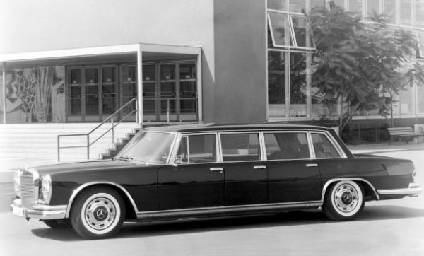 Знаменитият Mercedes-Benz 600 със заводско обозначение W 100 се прославя в цял свят, благодарение на това, че става основен избор за представителен автомобил на лидерите на редица държави. Седаните, известни като Mercedes-Benz 600 Pullman, са оборудвани с V8 мотори с обем 6,3 литра, развиващи 250 к.с., и 6,8 литра, развиващи 286 к.с. Освен стандартните лимузини и машини, тип ландо, се правят и такива с 6 врати. През периода 1963-1981 г. са произведени 2677 бройки, като от тях 124 са с 6 врати.
