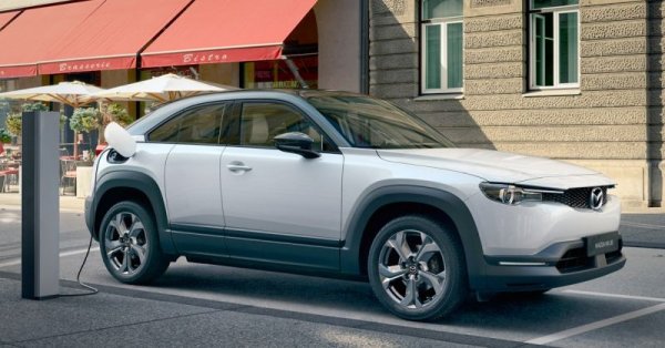 Консолидираната прогноза на Mazda сочи около 15% спад в оборота, който се очаква да достигне 2.9 трилиона йени (22.23 милиарда евро). Нетният финансов резултат на компанията ще е загуба от 50 милиарда йени, или 383.35 милиона евро. 
