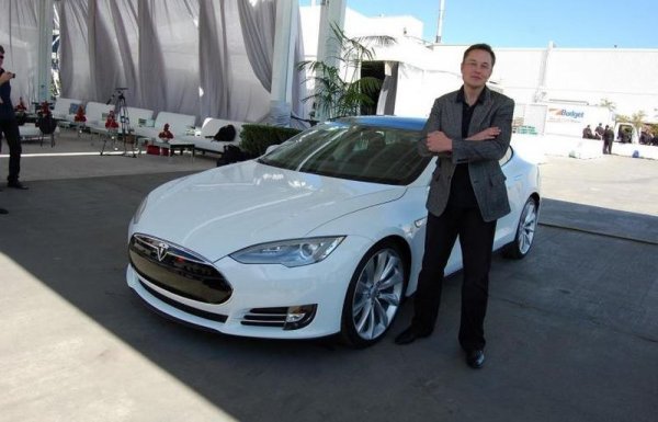 Дори да се абстрахираме от феноменалния ръст в цените на акциите, 2020 бе най-силната година на Tesla досега. Компанията се размина с целта си за 500 000 доставени автомобила само с няколкостотин бройки разлика, и за пръв път в цялата си история отчете нетна печалба от основната си дейност, в размер на 721 милиона долара (607 млн. евро). Общите приходи на компанията са 31.5 милиарда долара, ръст от 28% на годишна база.
