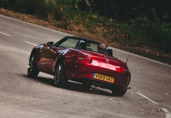 "Достъпен като цена и с впечатляващо поведение на пътя, което означава страхотна забава за шофьора".
