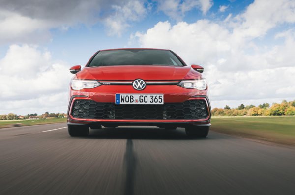 "Бърз и вълнуващ автомобил, който е желан от мнозина, като същевременно не е толкова "крещящ", колкото конкурентите му. В него се чувствате готов за всичко".