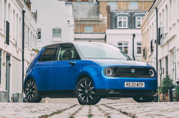 "Футуристичният външен вид и невероятните технологии са нещо, върху което дори в Tesla би трябвало да се замислят".
