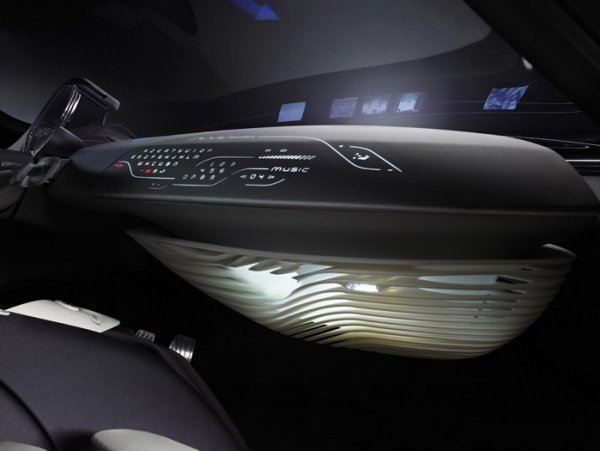 Арматурното таблото на Ondelios е обсипано с високотехнологични уреди. Няколко камери помагат на водача и сигнализират при опасност.  