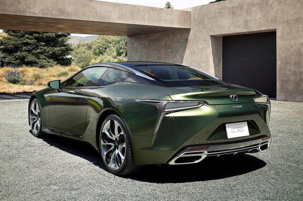 Моделът V8 се задвижва от 5,0-литров V8 с атмосферно пълнене, който звучи впечатляващо. Той развива 477 к.с., изпратени съм задните колела от 10-степенна автоматична скоростна кутия. 