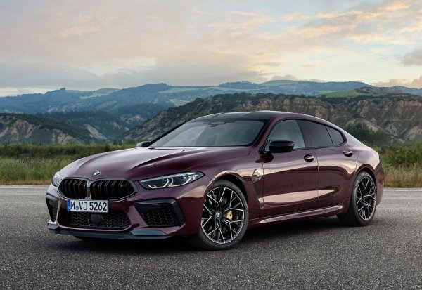 Технически, 8-Series Coupe е традиционният Grand Tourer в текущата гама на BMW (поне така твърдят баварците). Той обаче е идентичен по размер и има подобни задвижвания на 6-Series, когото замени. BMW използва същата платформа, като добави няколко допълнителни луксозни опции, за да направи един много добър автомобил.