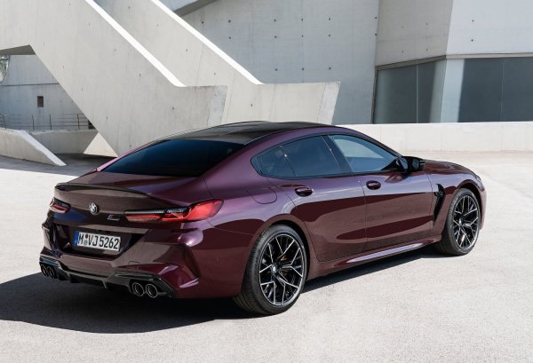 С гама от двигатели, която включва строго редови 6-цилиндрови мотори и V8, включително M-Peformance и пълни спецификации на M8, този автомобил оставя спортните коли да му дишат праха. Той-версията M8 разчита на 625 к.с., но M850i Gran Coupe също респектира, като при нея 4,4-литровият V8 предлатга 530 к.с. и 750 Нм, позволяващи ускорение от 0 до 100 км/ч за 3,9 секунди. 