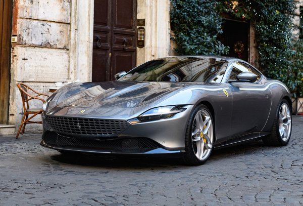 В гамата на Ferrari винаги е имало запазено място за традиционните големи турове, като марката беше основен играч в този сегмент през 60-те години. На хартия Roma отговаря на определението, като има 2+2 седалки. Дори създателите на автомобила обаче признават, че те не са подходящи за възрастни и са по-подходящи за допълнителен багаж (товарното отделение е с обем от едва 272 литра).