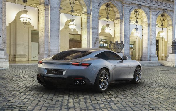 Средно разположения 3,9-литров V8 двигател развива 620 к.с. и 760 Нм, изпратени към задните колела чрез 8-степенна трансмисия с двоен съединител. Ferrari Roma развива 320 км/ч, като е едно от най-бързите превозни средства в този списък.