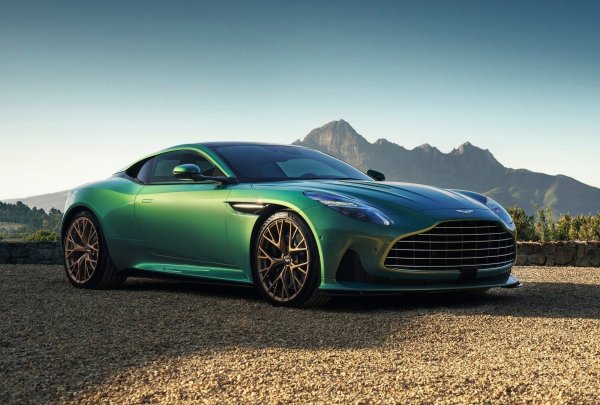 Aston Martin се хвали, че DB12 не е &bdquo;обикновен GT, а първият в света Super Tourer.&ldquo; Дали това е само маркетингов език, ще стане ясно при излизането на модела на пазара по-късно тази година. Числата обаче показват, че DB12 вероятно е най-добрият Grand Tourer в историята на Aston Martin. Той  разчита на средно разположен двигател и задвижване на задните колела, комбинирани с дълъг преден капак и голяма решетка на радиатора.