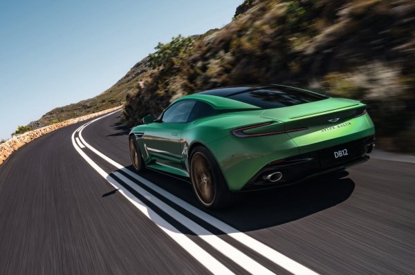 Британците се отказаха от V12 моторите и сега гамата им се състои само от V8 на AMG, като в случая той развива 680 к.с- и 800 Нм въртящ момент, достатъчни за ускорение от 0 до 100 км/ч за 3,6 секунди и развиване на 325 км/ч. 