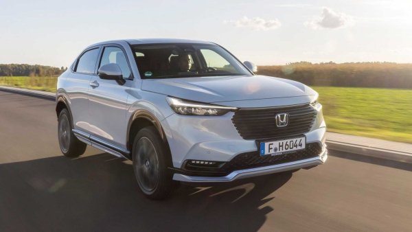 Единствената механична опция в японския модел е хибридната версия i-MMD с общо 131 к.с., извлечени от 1,5-литров бензинов двигател със 107 к.с., който работи заедно с електрически мотор и трансмисия със 131 к.с., като те са с фиксирана връзка. Системата предвижда и втои електромотор, който обаче отговаря изключително за генерирането на електричество.

С един задвижващ мост - преден, HR-V ускорява от 0 до 100 за 10,6 секунди и предлага разход от 5,4 л/100 км. Резервоарът за гориво обаче е малък за подобен автомобил – само 40 литра.