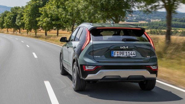 В случая този корейския модел използва хибриден задвижващ механизъм със 141 к.с., който е различен от този на Tucson и Kia Sportage. Състои се от бензинов двигател без турбокомпресор с обем 1,6 литра и 105 к.с. плюс електрически агрегат с 44 к.с. Интересното е, че автоматичната трансмисия е с двоен съединител и шест предавки.

Тягата пада върху предната ос и колата постига 10,4 секунди при ускорение от 0 до 100 км/ч. За сметка на това, средният разход е от едва 4,4 л/100 км. 