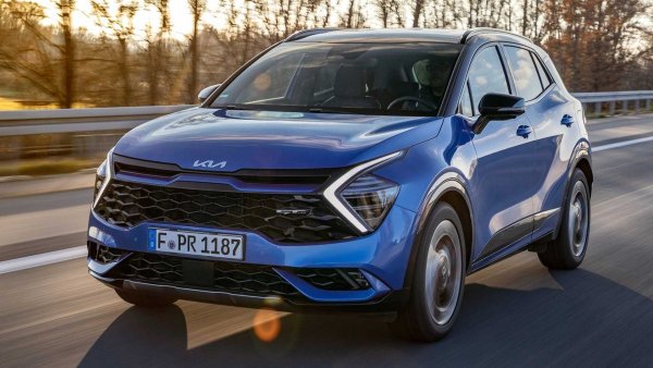 Всички данни, които видяхте при Tucson, са идентични и при „братовчеда“ Sportage, който предлага различен и нетрадиционен дизайн. Така и двата корейски модела успяват да запишат страхотни продажби.

В случая на Sportage базовата цена на стандартия хибрид е малко по-висока, но тя се дължи и на оборудването, което също е различно за двата корейски SUV.