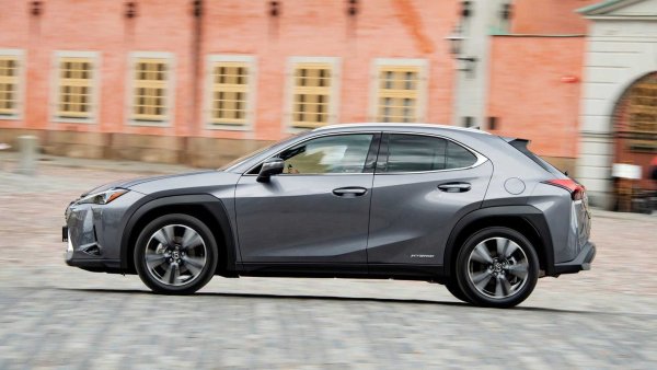 Хибридната версия 250h на японския премиум SUV може да бъде избрана с предно или задвижване на четирите колела, като предлага общо 184 к.с. Те идват от 2,0-литров двигател с атмосферно пълнене 152 к.с., и електромотор сък 109 к.с. При вариантите 4x4  има втора електромотор с едва 7 к.с., който при нужда задвижва задния мост.

Трансмисията е автоматична с планетарни предавки, което симулира работата на безстепенен вариатор. В най-добрия случай UX ускорява от 0 до 100 за 8,5 секунди и харчи средно 5,3 л/100 км. 