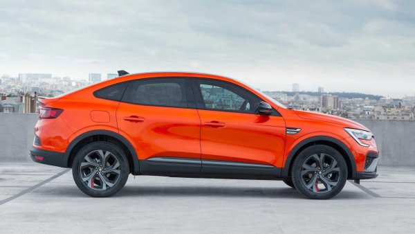 Този SUV-купе развива 145 к.с. в хибридния си вариант, които са резултат от комбинирането на атмосферен двигател с 1,6 литра и 94 к.с. с електромотор с 49 к.с. Друг електрическо усткройство с 20 к.с. отговаря за генерирането на електричество. Многорежимната автоматична скоростна кутия, която няма съединител, предлага четири предавки.

Подобно на повечето представители на този сегмент, колата се отличава повече с нисък разход на гориво (средно 4,7 л/100 км), отколкото с динамика (10,8 секунди за достигане до 100 км/ч от място).