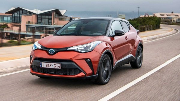 Новото поколение на този модел ще се появи съвсем скоро, но засега все още се продава текущата генерация, която се предлага в две хибридни версии &ndash; със 122 и 184 к.с. По-мощният вариант е подобен на този на Lexus UX, докато достъпният използва атмосферен бензинов двигател с обем 1.8 литра и мощност 98 к.с., заедно с електромотор със 72 к.с.

Този SUV е с предно задвижване постига разход от 4,9 л/100 км, докато по-мощният се представя по-добре при спринта от 0 до 100 км/ч &ndash; 8,2 секунди.