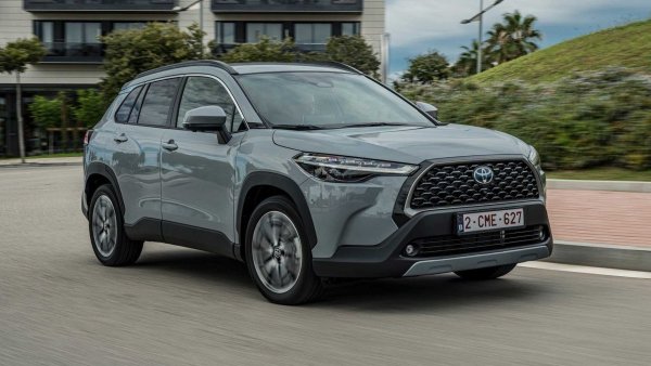 Списъкът завършва с един модел, който току-що се появи на европейските пазари (в някои страни продажбите му дори още не са започнали). Той разчита на задвижваща система с мощност 199 к.с. и може да бъде оборудван с електромотор с 42 к.с.

В този вариант клиентът получава задвижване на четирите колела, а разходът на гориво, посочен от Toyota, е повече от впечатляващ &ndash; 3,85 /100 км. Ускорението от 0 до 100 км/ч отнема 9,2 секунди.