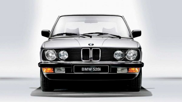Със своя "нос на акула" и 4 кръгли предни фара, E28 е незабавно разпознаваем като модел на BMW. Това е второто поколение на Серия 5, което заменя Е12 през 1982 г. Предлагащ се с 4- или 6-цилиндрови двигатели, това е и първият автомобил на марката, оборудван с дизелов агрегат (524td). Но все пак моделът става популярен, благодарение на по-мощните си мотори. Първо с 6-цилиндровият редови на 528i, постигащ мощност от 184 к.с. Както и с 535i от 1985 година и неговите 218 к.с. И най-вече, с първото поколение М5, постигащо бруталните 286 "кончета".

Този много красив и типичен за 80-те седан все още може да се намери в добро състояние наа цени под 10 000 евро, макар пробегът често да е доста голям. Естествено, цитираните по-горе спортни версии са обект на доста спекулации и там цените може да надхвърлят 30 000 евро.