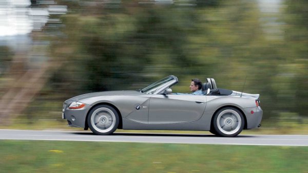 Z4 наследява Z3 през 2003 година, като сменя стила радикално. Визията му е в тон с тези на останалите модели, създадени през ерата на Крис Бенгъл. Машината е показана на автосалона в Париж през 2002, като първоначално се предлага с 2,5- и 3-литрови 6-цилиндрови двигатели. По-късно се появява и агрегат с обем 2,2 литра, а през 2005 идва и двулитров мотор.

Цените на Z4 вече започнаха да растат (особено на най-ранните версии), но може да откриете, например, екземпляр с 2.5-литров мотор с приличен пробег за по-малко от 15 000 евро.