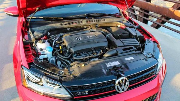 Двигателите 1.4 TSI преди рестайлинга (122 и 150 к.с.) често са имали повишен разход на масло. Дим от ауспуха при ускорение, нестабилна работа, необходимост от доливане на масло на всеки 1000-2000 км - тези симптоми могат да се появят след 60 000 км.

Какво да се направи

Проблемът е в дизайна на буталата и маслените пръстени, върху които бързо се отлага нагар. Това е типично за двигателите от серията EA111 преди рестайлинг. Само основен ремонт със смяна на буталото помага. За да се забави този момент, е важно да се използва висококачествено масло и да се намалят интервалите за неговата подмяна. След рестайлинга Jetta премина на двигатели от серия EA211, където този проблем не е толкова актуален.
