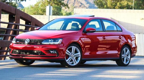 При стартиране се чува метален звънтящ звук, двигателят работи нестабилно, появяват се грешки във фазите на газоразпределение. Това е типичен проблем за двигателите от серия EA111: както 1.6 с атмосферно пълнене, така и 1.4 TSI с турбокомпресор.

Какво да се направи

Слабото място е ангренажната верига, която има кратък ресурс. Тя и фазовите регулатори често изискват подмяна след 40-60 хиляди кма. Собствениците трябва внимателно да следят шума при стартиране и да не отлагат подмяната на веригата при първите симптоми.
