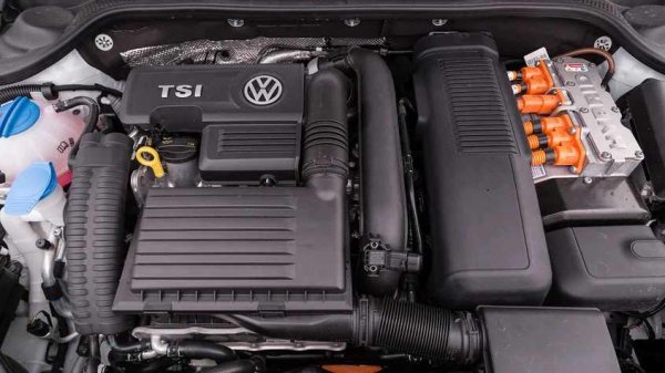 При 1.4 TSI турбо двигатели от всички поколения (както EA111, така и EA211), понякога налягането на турбокомпресора спада, появява се спад по време на ускорение и съответните грешки в паметта. Основната причина е повреда на задвижването за регулиране геометрията на турбината.

Какво да се направи

Най-често се поврежда вакуумният или електрическият актуатор (в зависимост от поколението). Това е евтина част, но повредата му води до загуба на мощност на двигателя. При първите симптоми е необходимо да проверите работата на контролния клапан и самия актуатор. Те трябва да бъдат сменени, ако е необходимо, за да не ви изненада загубата на мощност.
