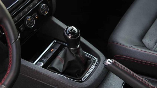 При версията с 1,6-литровия атмосферен двигател и 5-степенната ръчна скоростна кутия често се чува бръмчене на трансмисията след 150 000 км, особено на трета и четвърта предавка. Звукът се усилва в диапазона от 60-90 км/ч и се чува ясно в салона.

Какво да се направи

Проблемът е свързан с износването на лагерите - това е слабото място на конструкцията. За разлика от 6-степенната скоростна кутия, инсталирана при турбо двигателите, 5-степенната е по-малко надеждна и изисква по-чести ремонти. Ако се появи бръмчене, е по-добре да не се отлага: ранните ремонти са много по-евтини от възстановяването след сериозно износване.
