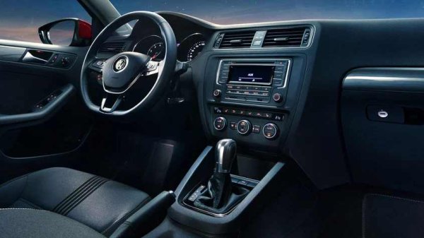 Седаните с турбокомпресор, оборудвани с DSG скоростна кутия (DQ200), често изпитват тласъци при превключване на предавките, забавяне при включване на предавките или дори отказ за включване на задна предавка при 80 000-100 000 км. Това се случва особено често при прекалено динамично шофиране или, обратно, при чести задръствания.

Какво да се направи

DSG скоростната кутия със "сухи" съединители е чувствителна към стила на шофиране. Основните проблеми са бързото износване на съединителите и ненадеждната вилка за превключване на шеста и задна предавка в ранните версии. По-късно дизайнът е подобрен, като този дефект е елиминиран. Възможни са и повреди в управляващия блок (мехатроника). За да се удължи ресуртът, е важно да се избягват резки ускорения и редовно да се адаптира скоростната кутия.
