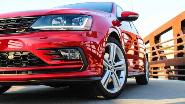 След 100 000-120 000 км пробег може да се появи лек луфт и характерно чукане в кормилното управление, особено при завиване на място или шофиране по неравни повърхности. Усилвателят работи, но точността на реакциите намалява.

Какво да се направи

Това е типичен проблем с кормилната рейка. Чукането е свързано с луфт в механизма. На ранен етап са възможни ремонти с подмяна на втулки, а по-късно - пълна подмяна на рейката. Диагностиката ще помогне да се определи докъде е стигнал проблемът. Не бива да отлагате ремонтите, тъй като това може да повлияе негативно на управляемостта.
