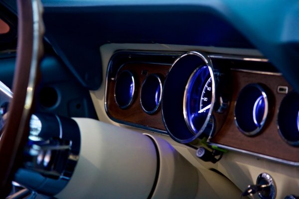 Реплика на оригиналния Ford Mustang, оборудвана със съвременни технологии 