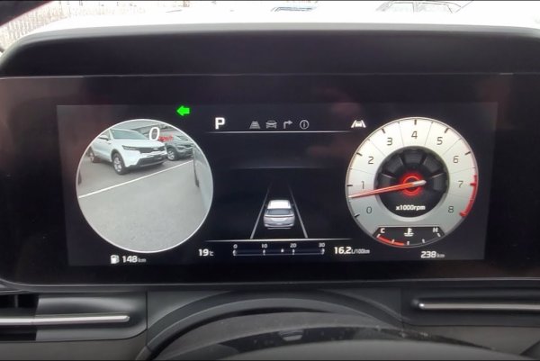 Системата за наблюдение на „мъртвата зона“ на Kia помага на шофьора да следи заобикалящата го среда, без да се налага да обръща глава. Тя предупреждава водача за възможна опасност от други превозни средства, които може да са в „мъртвата зона“ и да не се виждат през обикновените огледала.

Изображението, заснето от тези камери, се показва на 12,3-инчовия цифров дисплей, който замества кръга на оборотомера от лявата страна на арматурното табло. Това позволява на водача да вижда препятствията в мъртвата зона. Камерата се активира автоматично, когато включите мигача, ако бъде открито препятствие във вашата „мъртва зона“. По този начин изображението на външното огледало се показва на арматурното табло, което прави възможно забелязването на велосипеди, мотоциклети и ръбовете на настилката.
