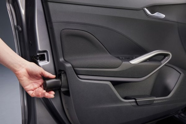 Целият списък може да бъде попълнен с решения от системата Simply Clever на Skoda - стъргалка за лед в резервоара за гориво, чадър във вратата и т.н. А новата Fabia включва държачи за химикалки и карти. Така можете да ги намерите точно там, където ви трябват – по средата, което ще ви спести нервите.
