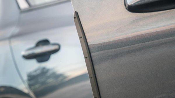 Почти всяка кола в даден момент получава грозни драскотини и вдлъбнатини по ръбовете на вратите си. Защитата, изобретена за Ford Focus (Door Edge Protector) и по-късно използвана в други модели, е гениална - когато вратата се отвори, скрит гумен предпазител се простира по нейния ръб. Той предпазва боята и купето на автомобила от повреда. Когато вратата е затворена, плавно се прибира навътре.
