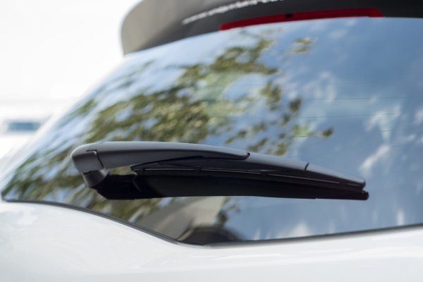 При дъждовно време задното стъкло на хечбека често се мокри и изисква постоянно ръчно превключване. Skoda предлага решение - докато предните чистачки работят, задните се активират от време на време, но не много често. Това е достатъчно, за да поддържате ясна видимост отзад при всякакви метеорологични условия.
