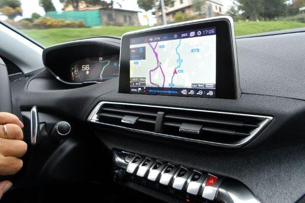 Мнозина си мечтаят за обикновените бутони, тъй като сензорните екрани често предлагат объркващи менюта и не винаги ви позволяват да ги персонализирате според вашите предпочитания. Затова Peugeot 308 разполага с малък допълнителен екран, на който има пет виртуални големи сензорни бутона, които могат да се персонализират свободно.

Това означава, че важни функции са винаги на една ръка разстояние от големия основен екран, който също може да бъде персонализиран, за да отговаря на нуждите на шофьора.