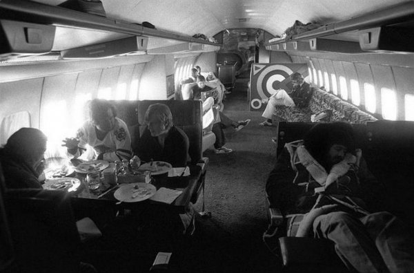 Разбира се, това не е автомобил, а Boeing 720, откупен на старо от United Airlines. Но той има такава роля в историята на музиката, че заслужава и мястото си тук. Наречен Starship - звезден кораб, самолетът е боядисан в бронзово и злато, обзаведен е във възможно най-шокиращите цветове, има на борда няколко камини (макар и нефункциониращи) и две спални, ползвани също от Rolling Stones и Eлтън Джон. 
