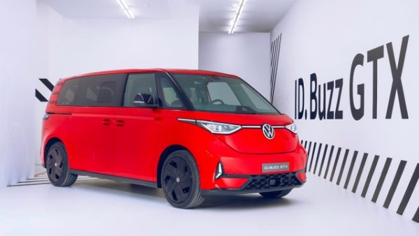 Марката е представена от френския си клон чрез Golf, Passat и новия Tiguan. Всичките идват с новия plug-in хибриден двигател. ID ще блесне с по-високопроизводителните версии GTX. Започва оттози ван с двоен двигател и задвижване на всички колела за мощност от 340 к.с.