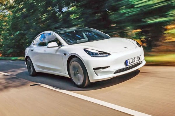 Препоръчана версия - Standard Range Plus 

Ако можете да заредите Model 3 у дома (където цените са най-евтини) и планирате да го запазите за дълго време, това може да се окаже изгодно. На Model 3 може да се разчита повече от всеки друг модел на Tesla, защото е много надежден. 

Ранният Standard Range Plus, който се препоръчва като употребявана покупка, има по-малък пробег, но пък се възползва от бързото и удобно зареждане, предлагано от собствената Supercharger мрежа на Tesla.