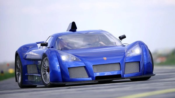 Компанията Gumpert пое в началото по различен път от повечето марки. Шефът й Роланд Гумперт, който преди това е работил за Audi Sport, се довери на изпитаното. Apollo се задвижвашe от 4,2-литров V8 с двойно турбо, който обикновено намираме в Audi RS4.
За суперавтомобила на Gumpert със средно разположен двигател, агрегатът беше настроен на 641 к.с. за базовия модел, докато S доставяше 691 к.с. Последният излиташе до стотака за 3 секунди и имаше максимална скорост над 360 км в час.
За тези, които искаха да притежават още по-бърз Apollo, моделът R дойде със 789 коня. Той използва същата шестстепенна  скоростна кутия като другите автомобили. Gumpert построи 150 Apollo, преди производството да приключи през 2012.