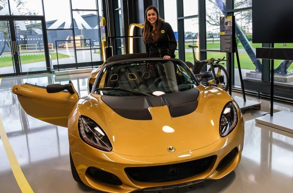 Двувратката със задно задвижване се произвежда в продължение на четвърт век - от 1996 до 2021 г. Последният екземпляр - Elise Sport 240, с мощност 240 к.с., и в цвят Championship Gold, стана собственост на Елис Артиоли, която лично получи колата си в центпарата на Lotus.