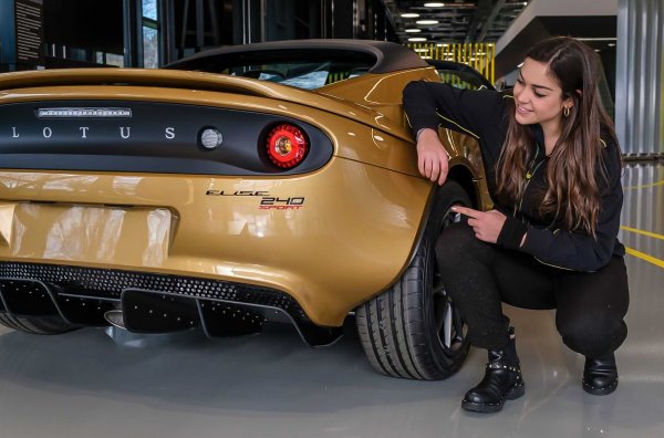 Момичето е избрано, защото е внучка на италианеца Романо Артиоли, който някога е бил собственик на марките Bugatti и Lotus. И именно той решава да кръсти на нея модела Elise, така че прощалната бройка от него напълно логично отива при Елис.