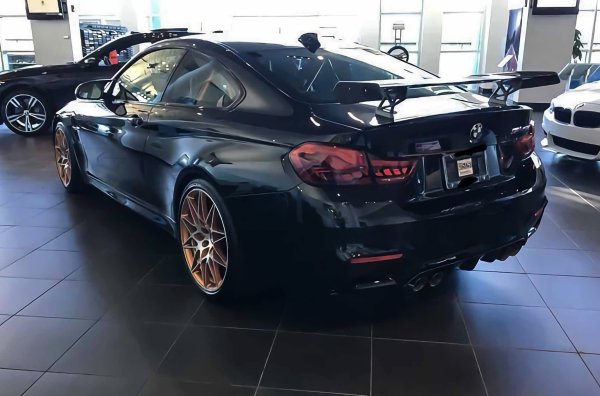 Спортният седан е оборудван с 3,0-литров турбомотор с 6 цилиндъра, който използва система за впръскване на вода във всмукателния колектор. Това BMW е произведено в тираж от 803 бройки, като тежи с 27 кг по-малко от стандартния модел (поколение F82). Моторът развива 500 к.с. и 600 Нм вместо стандартните 431 к.с. и 550 Нм, като ускорява от 0 до 100 км/ч 4,1 секунди. Максималната скорост е 305 км/ч.