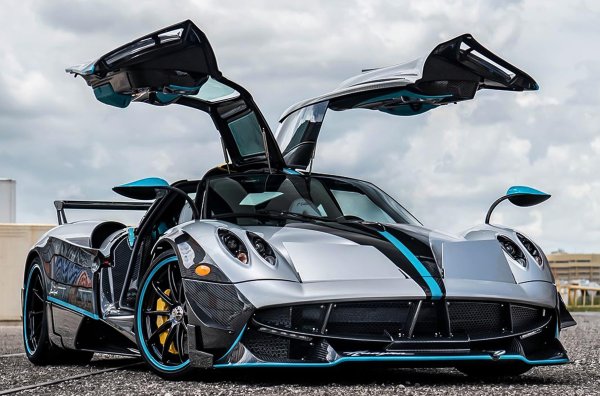 Стотната бройка от модела е вдъхновена от болида от Формула 1,  управляваа от Луис Хамилтън. Версията L'Ultimo е поръчана от Брет Дейвид, собственик на дилърски център в Маями, който внася не само Pagani, но и Lamborghini и Lotus. Работата по колата отнема 8 месеца.