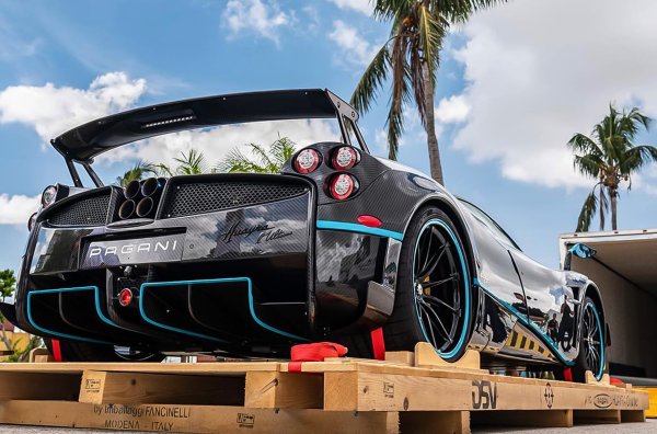 Под капака е поставен 6,0-литров туин-турбо V12 от Mercedes-AMG, който развива 730 к.с. Скоростната кутия е роботизирана с два съединителя, като ускорението от 0 до 100 км/ч отнема 3,3 секунди, а максималната скорост достига 370 км/ч.